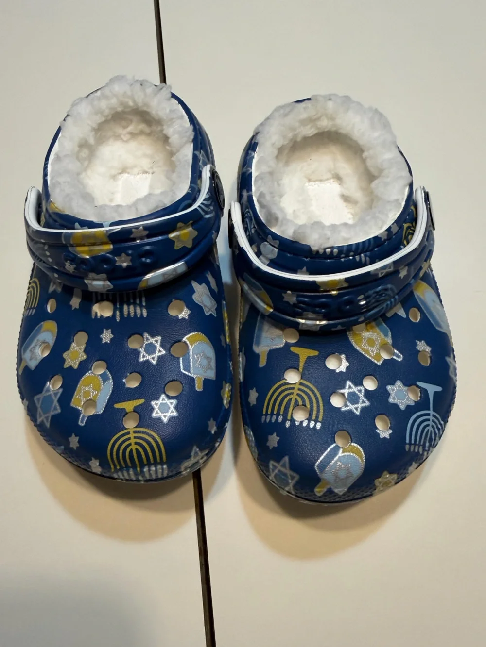 Crocs Kids' 7 Classic Lined Holiday Clogs Hanukkah blue plush white lining